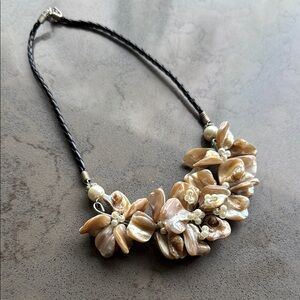 Elegant Shell Flower Necklace